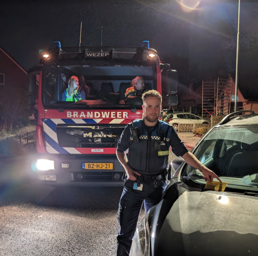 gem_Oldebroek's tweet image. De brandweer in Oldebroek en Wezep heeft een aantal rondes door de wijken gereden om te zien of ze overal langs konden. Help je mee om je wijk veilig te maken? Geef hulpdiensten de ruimte en parkeer op een officiële parkeerplek. Bedankt!