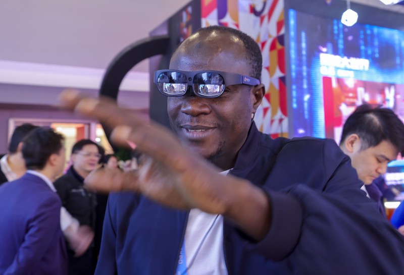 iXiaoshan's tweet image. Global digital enthusiasts converged in #Xiaoshan yesterday, exploring the transformative power of #digitization across realms like travel, entertainment, healthcare, and more. 🌐✨ #DigitalTech #WhatsOnXiaoshan