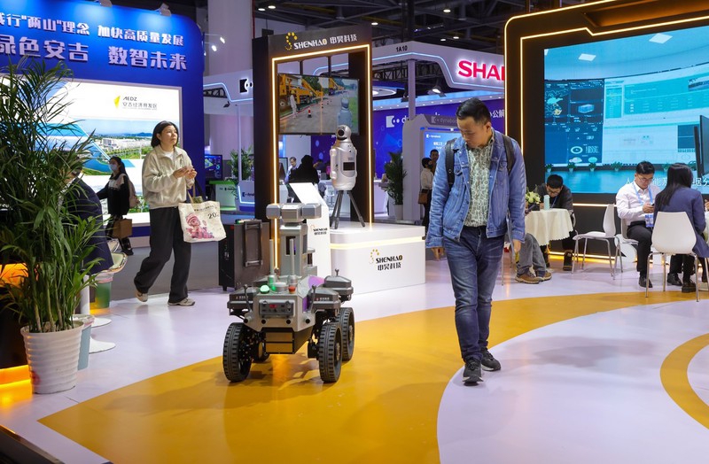 iXiaoshan's tweet image. Global digital enthusiasts converged in #Xiaoshan yesterday, exploring the transformative power of #digitization across realms like travel, entertainment, healthcare, and more. 🌐✨ #DigitalTech #WhatsOnXiaoshan
