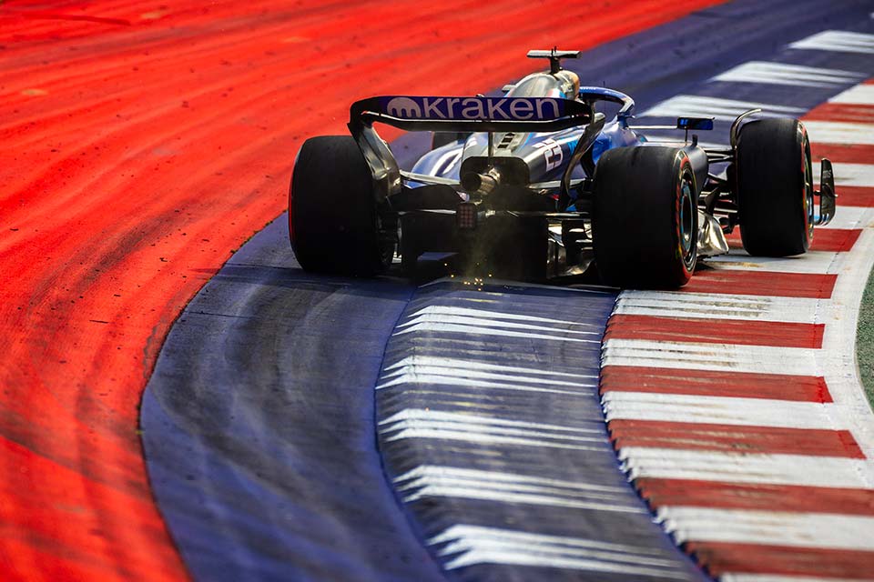 OneMotorEN's tweet photo. ‼️La FIA wants to implement an AI to improve "track limits".

This weekend they will conduct some tests of new technology in Abu Dhabi.

[@Motorsport]

#F1 #AbuDhabiGP https://t.co/c6CCn7Dr1d