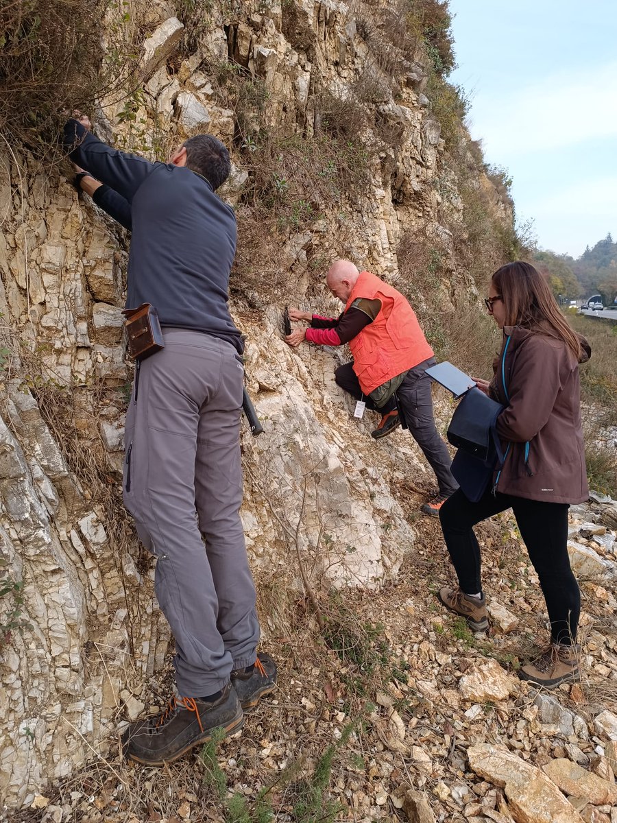 cnr_igag's tweet photo. #Rilevamento #geologico strutturale dell'area di #Brescia per la realizzazione del foglio geologico 121.
L'attività prevede di ricostruire le geometrie che caratterizzano il substrato roccioso Mesozoico sviluppatesi durante le fasi di crescita della catena alpina
#cnr #cnr_igag https://t.co/pMjHyOzXIS