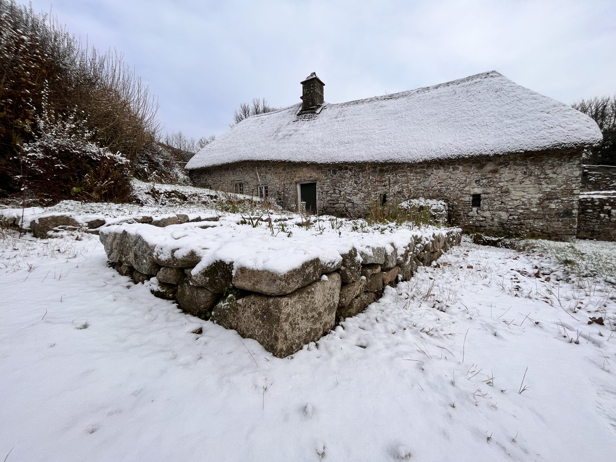 🌟 Experience the enchantment of a yuletide Higher Uppacott tour! Join us on the 10th December 🧑‍🎄 for a festive tour of this fascinating Grade I listed Dartmoor longhouse. Booking is essential - so don't miss out on this merry treat ➡️ bit.ly/3EWSyR2