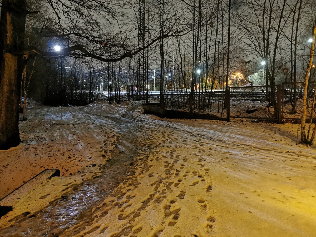 saliktengriba's tweet photo. Ziemā ļoti labi var redzēt pieprasījumu pēc ērta gājēju savienojuma pie Torņakalna stacijas... https://t.co/PH95lmz9bU