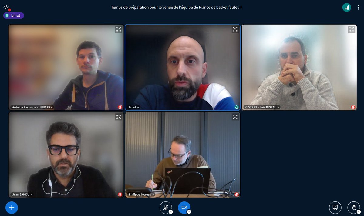 usep_79's tweet photo. 🔴 En direct
400 élèves connectés avec Stéphane Binot @FFHandisport pour préparer la venue de l'Equipe de France de Basket Fauteuil début décembre à @Mairie_Niort et #Aiffres. 

@usepnationale @DSDEN79 @NiortAgglo @EquipeFRA @G24acpoitiers @FranceOlympique @Paris2024 https://t.co/1Lrm9OCD7u