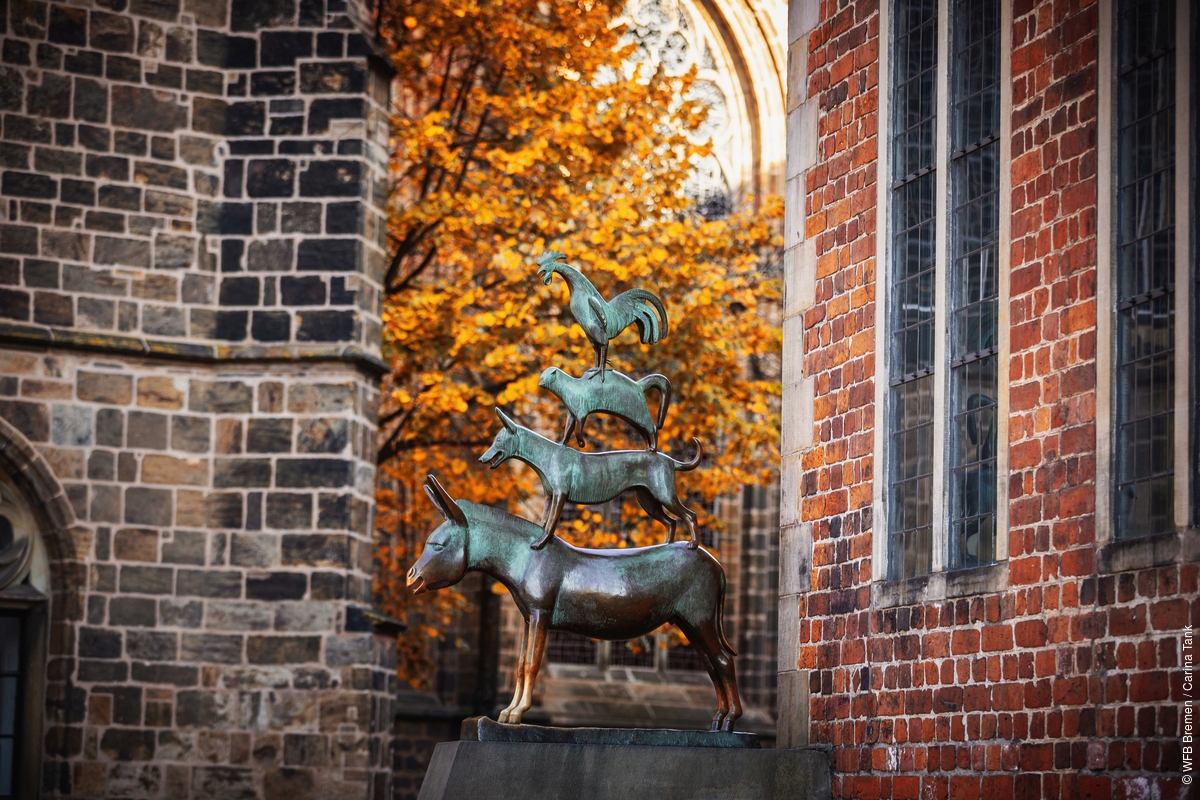 Qué mejor manera de empezar el día y terminar la semana que con esta imagen del Monumento a los Músicos de Bremen. #felizFinde 😍