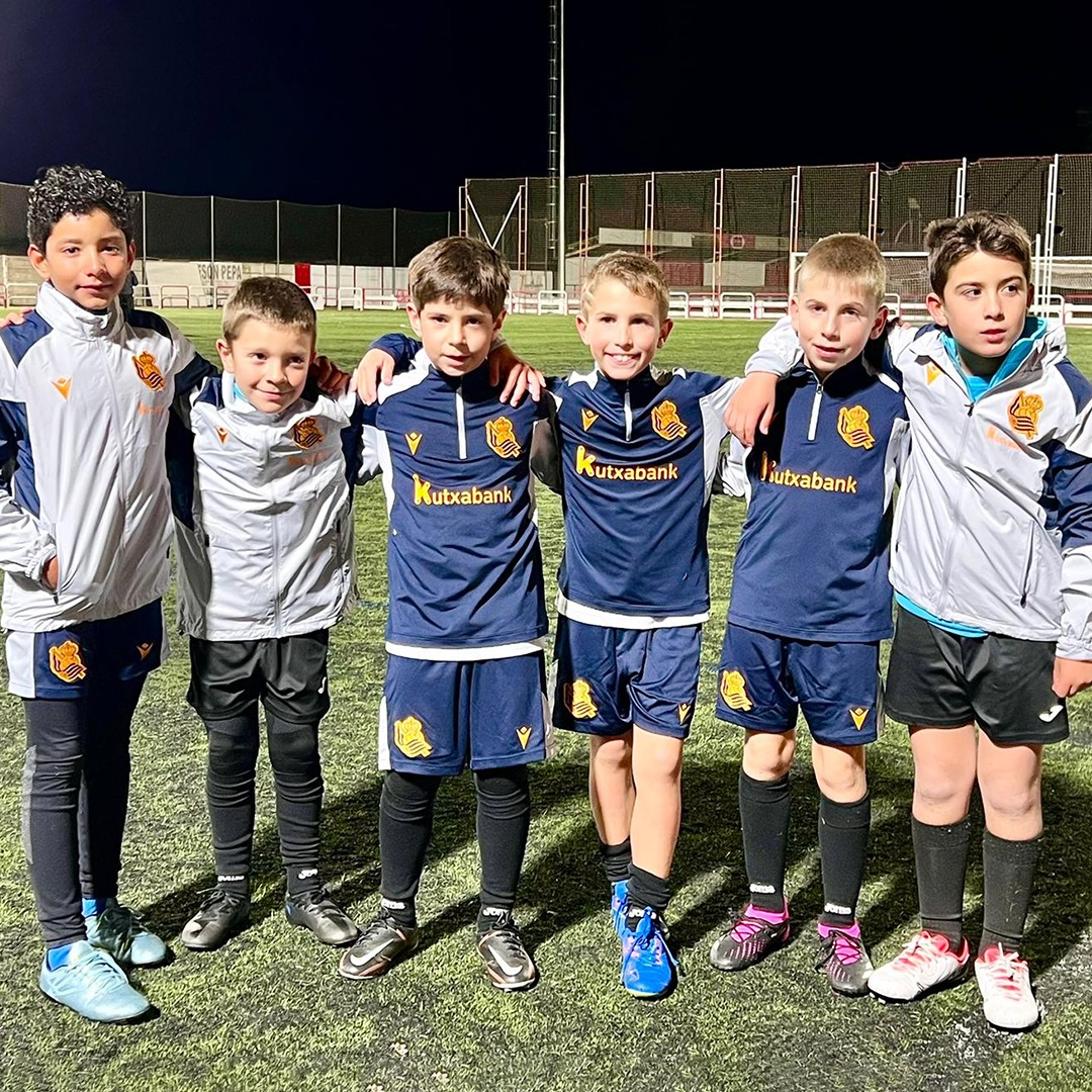 calasanzsoria's tweet photo. Gran noticia para este viernes 🥳Nuestro club ha comenzado una colaboración con la @RealSociedad por la que jugadores de las categorías Benjamín, Alevín, Infantil y Cadete realizan entrenamientos con ellos en su centro de tecnificación de Logroño ¡Gracias por la confianza! 👏👏 https://t.co/qbYDSRYMUO