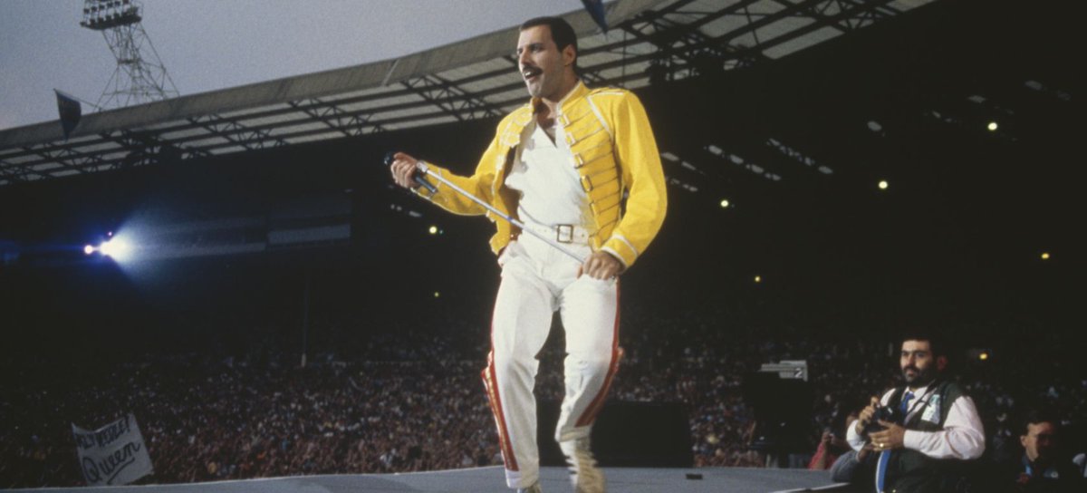 Queen_Dears's tweet photo. Freddie Mercury passed away 32 years ago today.《Lover of Life, Singer of Songs》Queen live in Tokyo, 1985: https://t.co/c6PC3tjSWs (By Queen Legacy Channel) @OIQFC https://t.co/IeZxJH7P5o