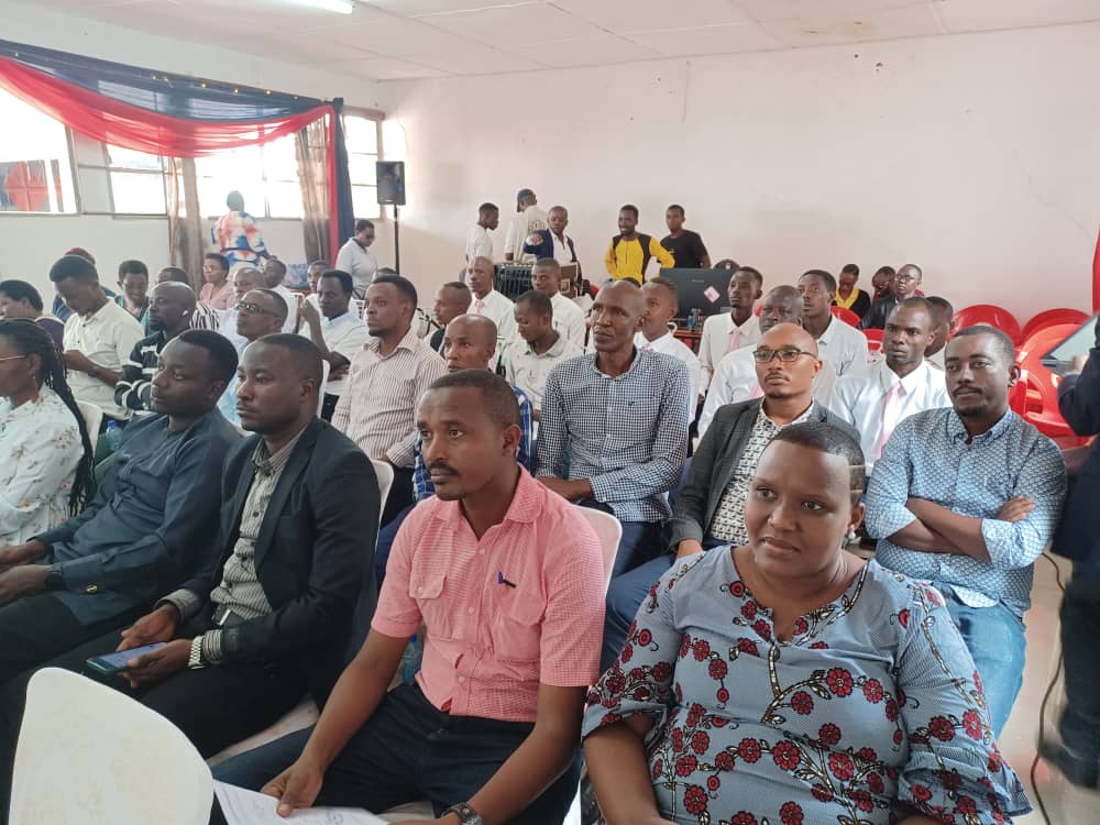 franceauburundi's tweet photo. L'Association burundaise des radiodiffuseurs #ABR procède ce 24 novembre à la remise des certificats aux techniciens de l'audiovisuel formés dans le cadre du projet médias #PAPROM appuyé par @franceauburundi. Plus de 150 journalistes ont pu être formés grâce à ce projet. #medias https://t.co/jydq1cazGU