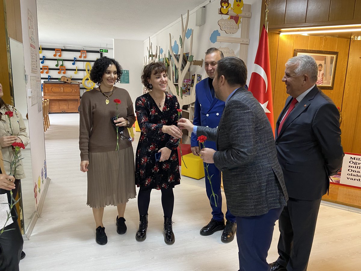 24 Kasım #ÖğretmenlerGünü münasebetiyle, İlçe Başkanımız Sn. Serkan Damar ve yönetim kurulu üyelerimiz, Zübeyde Hanım Anaokulu Okul Müdürü Sn. Canan Eröncel’i ziyaret ettiler ve bu vesileyle tüm kıymetli öğretmenlerimizin gününü kutladılar.