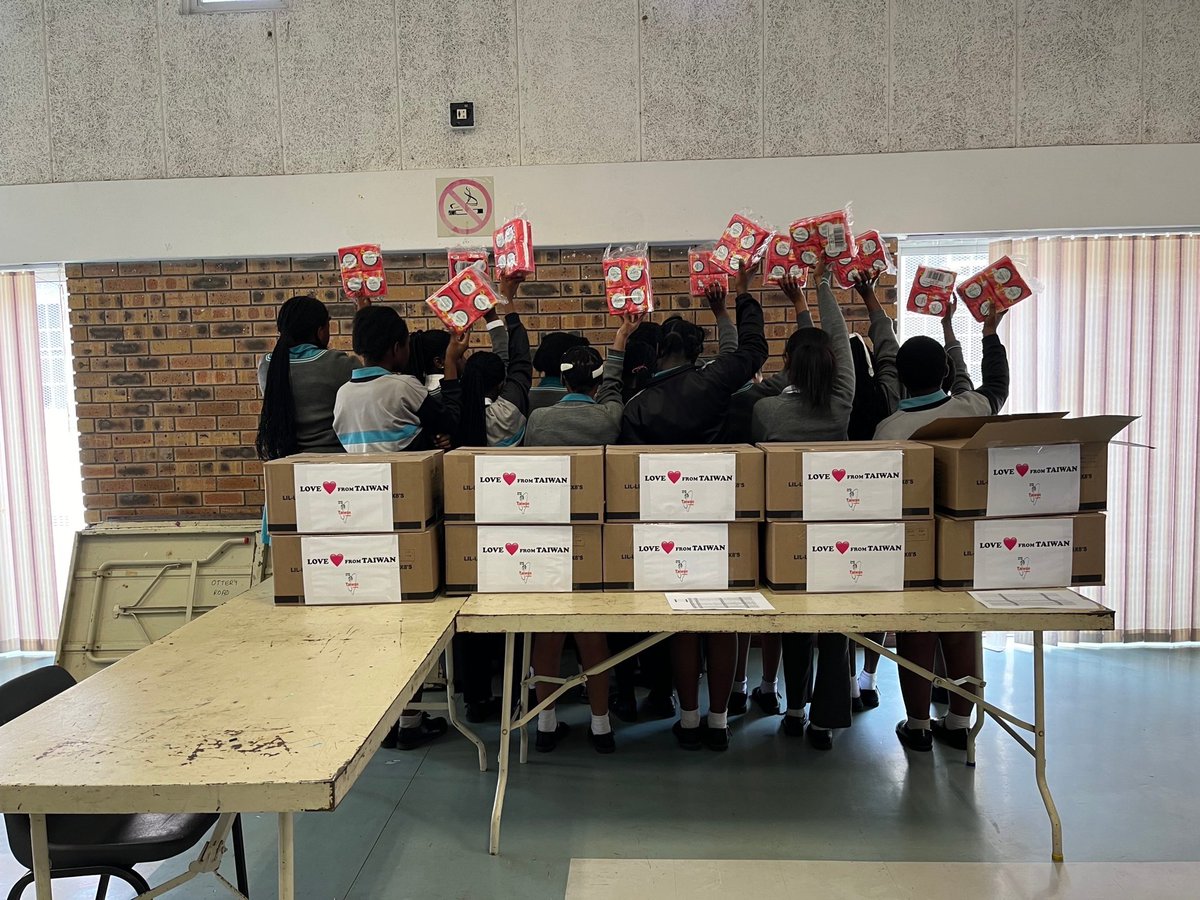 Taipei Liaison Office in Cape Town donated 480 sanitary care packages to Methodist Primary School in support of @SARedCrossWC's Period Poverty Project. Let's applaud this compassionate initiative! 👏❤️ #CommunitySupport #PeriodPovertyProject