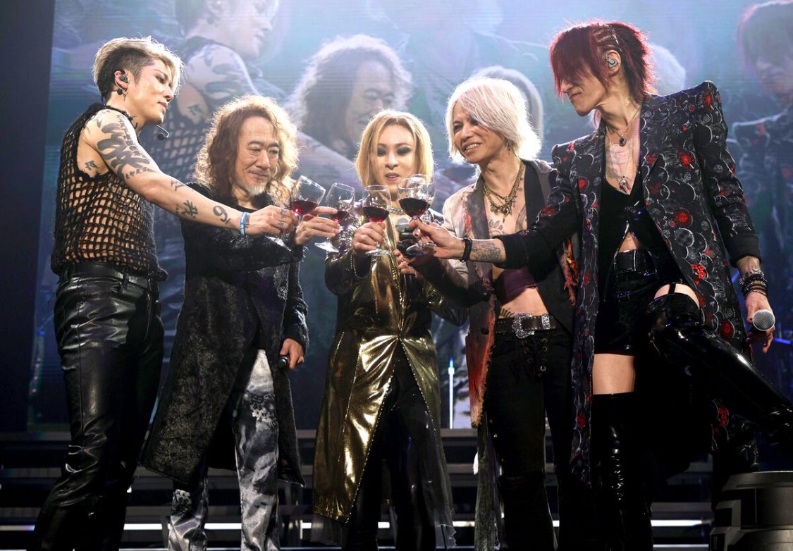【Topics】
ライブ中にワインで乾杯する（左から） #MIYAVI、ゲストの #PATA、#YOSHIKI、#HYDE、#SUGIZO

hochi.news/articles/20231… ©️スポーツ報知（カメラ・小泉洋樹） 

#THELASTROCKSTARS👀🔥