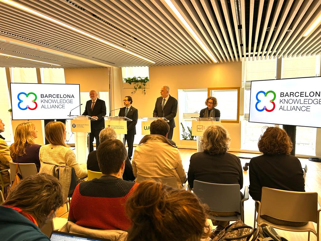 Avui, les quatre universitats públiques de la ciutat han presentat la Barcelona Knowledge Alliance, un acord que vol impulsar la ciutat com a pol de referència de coneixement i d’innovació amb veu pròpia en l’Europa de les ciutats. 

<a href="/UniBarcelona/">Universitat de Barcelona</a> <a href="/UABBarcelona/">Universitat Autònoma de Barcelona</a> <a href="/la_UPC/">Universitat Politècnica de Catalunya (UPC)</a>