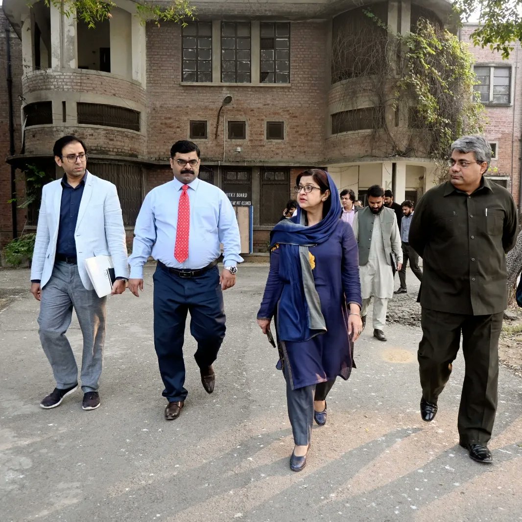 LahoreUhe's tweet photo. Vice-Chancellor Prof. Dr. Faleeha Zahra Kazmi checked developmental sites, giving directions for timely completion of ongoing projects. #DevelopmentalSites #OngoingProjects @GovOfPunjab @hecpkofficial https://t.co/ORUigNg4nN