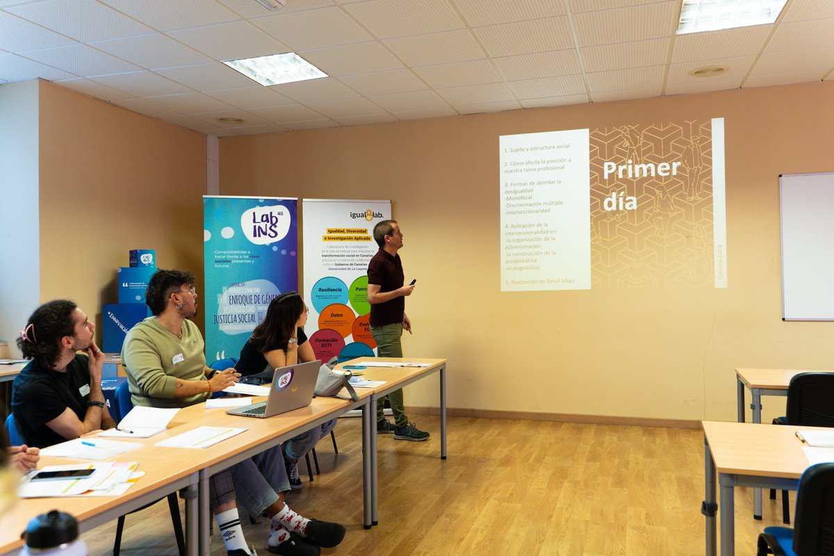 ¡Descubriendo las complejidades de la interseccionalidad en el ámbito laboral público! 🌐✨ 
Ayer fue la primera sesión del curso con Gerard Coll Planas y aprendimos cómo aplicar esta perspectiva en nuestras realidades laborales. ¡Seguimos!

#AprendizajeTransformador