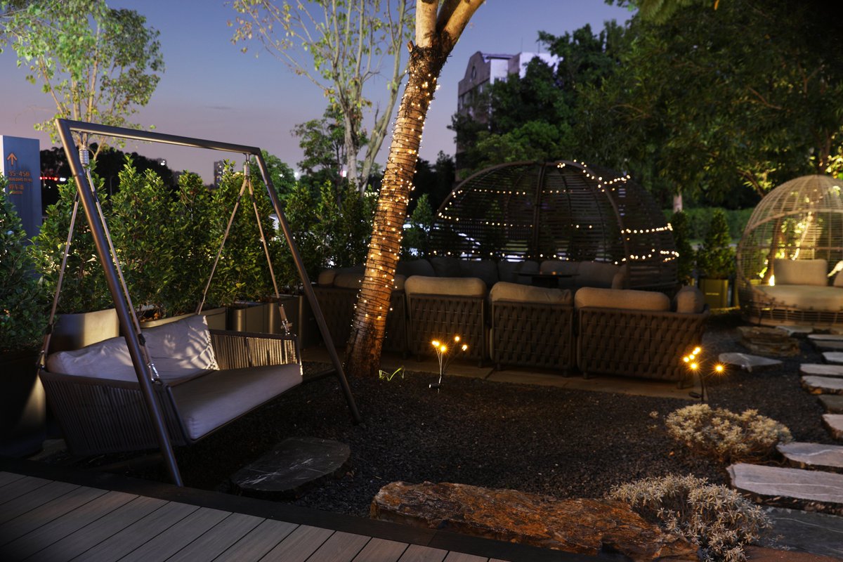 As night falls, experience the serenity of the night as carefully placed lights cast a subtle glow, transforming the garden into a masterpiece. 🌙🎨 

#CoutureJardin #OutdoorFurniture #NighttimeMasterpiece #OutdoorSerenity