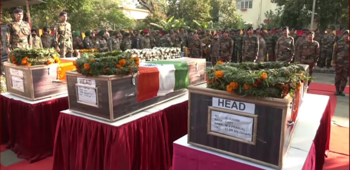 NorthernComd_IA's tweet photo. #OpSOLKI
In a solemn wreath-laying ceremony, #LtGenUpendraDwivedi, #ArmyCdrNC at Jammu and #LtGenAnindyaSengupta, #COS_NC at #Poonch paid homage to Capt Shubham Gupta, Capt MV Pranjal, Hav Abdul Majid, L/Nk Sanjay Bisht & Ptr Sachin Laur who sacrificed their lives in the service of the Nation.
#IndianArmy stands firm with the bereaved families in this hour of grief.
#Kalakote
@LestWeForgetIN
@Whiteknight_IA
@adgpi