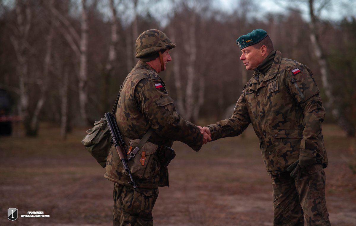 1BLogBydgoszcz's tweet photo. Na zakończenie szkolenia #poligon dowódca @1BLog, płk Witold Bartoszek oraz zastępca #2blog, mjr Romuald Morzycki podziękowali wszystkim żołnierzom za duże zaangażowanie, a najbardziej zasłużonym wręczyli monetę pamiątkową #1BLog oraz listy gratulacyjne. https://t.co/ZhtlFTQEOT