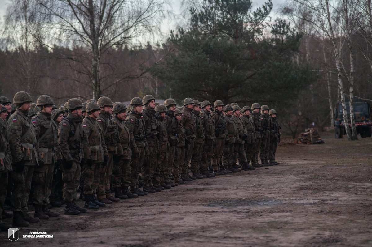 1BLogBydgoszcz's tweet photo. Na zakończenie szkolenia #poligon dowódca @1BLog, płk Witold Bartoszek oraz zastępca #2blog, mjr Romuald Morzycki podziękowali wszystkim żołnierzom za duże zaangażowanie, a najbardziej zasłużonym wręczyli monetę pamiątkową #1BLog oraz listy gratulacyjne. https://t.co/ZhtlFTQEOT