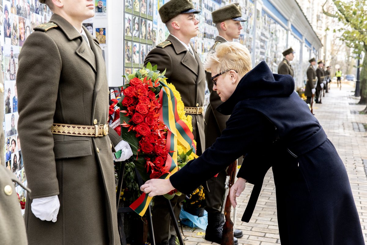 At my first stop in 🇺🇦 Kyiv today, I paid respects to men and women who sacrificed their lives defending the most fundamental rights of a nation: to exist and to live in freedom. They gave their lives to also defend all of us. The only way to achieve lasting and just peace is…