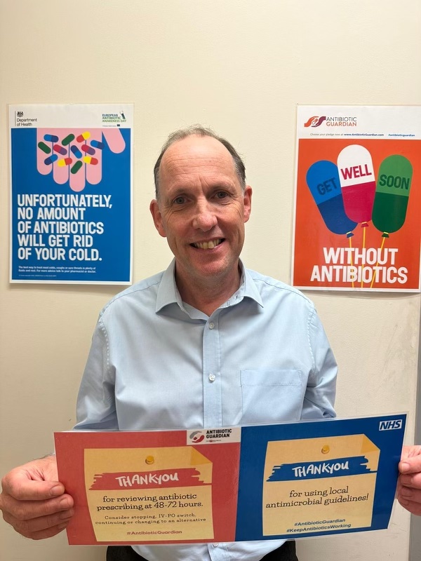 Go blue for #AMR ➡️Join our chief pharmacist, Andrew Hood, in celebrating the final day of #WAAW2023. Thank you to all our staff @enherts and the public for supporting our movement against #AntimicrobialResistance 💊🧫🏥