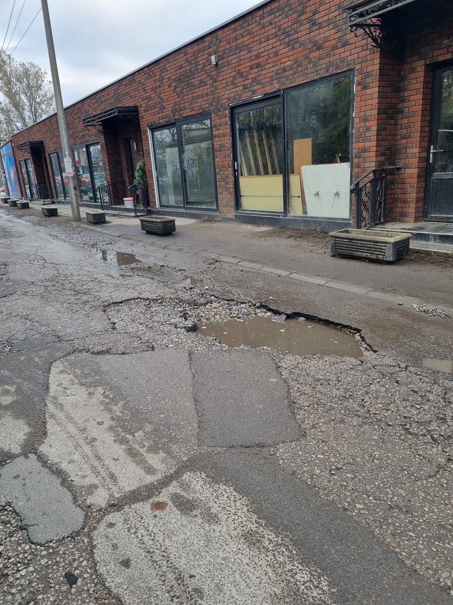 miljanabg_'s tweet photo. @prijavi_problem 4.ulica Grge Andrijanovica u kraterima. https://t.co/b29JFpklR7