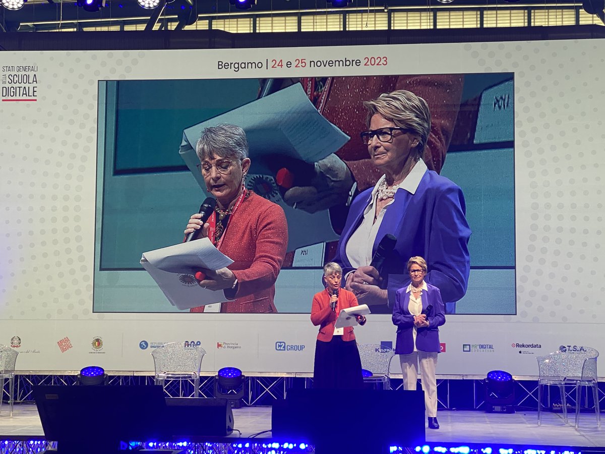 3,2,1... via! Iniziano gli #StatiGeneraliScuolaDigitale con i giovanissimi Celeste e Filippo di #PioveràBellezza, poi la nostra <a href="/DianoraBardi/">Dianora Bardi</a> e #LoredanaPoli del <a href="/ComunediBergamo/">Comune di Bergamo</a> avviano i dibattiti: il digitale è l'opportunità che può fare la differenza nella scuola e nel lavoro