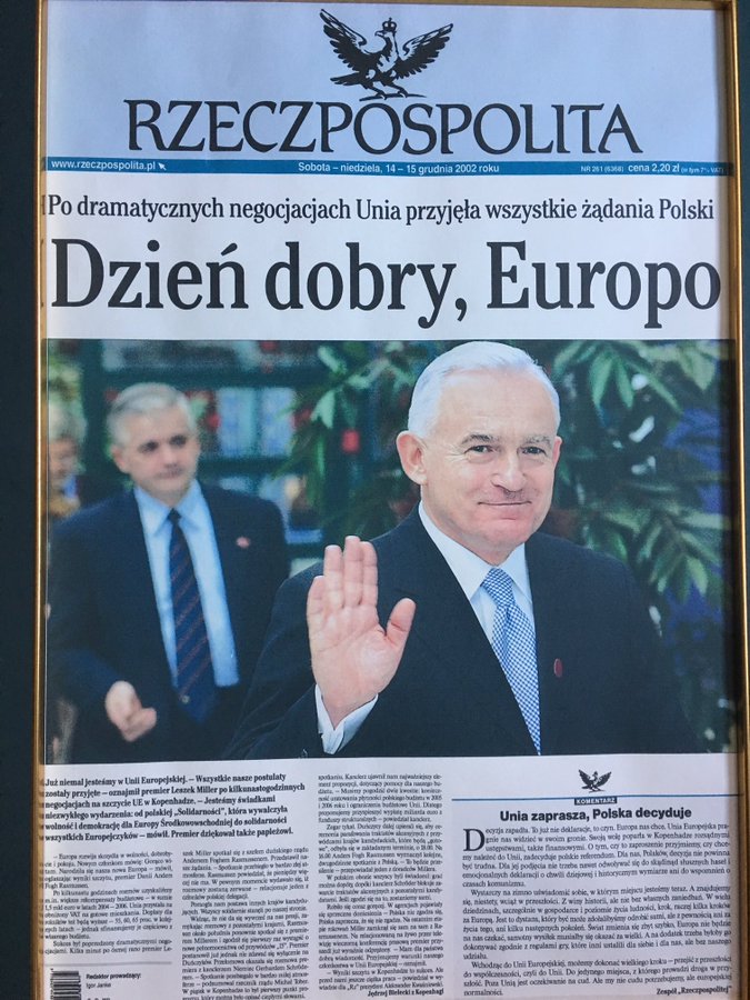 LeszekMiller's tweet photo. Zaprzysiężenie rządu Premiera Tuska 13 grudnia to świetny pomysł. W tym dniu minie 21 rocznica zakończenia negocjacji akcesyjnych w Kopenhadze otwierających Polsce drogę do Unii Europejskiej. Duński dziennikarz Claus H. Petersen pisał o tym wydarzeniu tak: 
"Nigdy w swojej karierze nie przeżyłem takiej konferencji prasowej. Zrozumiałem tylko pięć czy sześć słów, nikt nie tłumaczył oświadczenia polskiego premiera, ale za to zrozumiałem coś innego. Tu, w Bella Center, na niewielkiej sali przeznaczonej dla Polaków, gdzie wepchnęło się z dziesięć razy więcej dziennikarzy, niż powinno, to tu, tuż po zakończeniu negocjacji UE z krajami kandydującymi, skończyła się tak naprawdę druga wojna światowa. 
To właśnie atmosfera, napięcie, tłok i bezgraniczna radość wszystkich zgromadzonych powiedziała więcej niż niejedna polityczna mowa. Tu właśnie przybiegli wszyscy najlepsi dziennikarze - niemal z całego świata - i dzielili radość Polaków. Tutaj też ci, którzy wiedzieli, że Polska, zdradzona w Jałcie, zdradzana była dalej - mogli pozbyć się wieloletniego poczucia wstydu. To, co w ostatniej chwili zaoferował Schröder, traktuję, jako gest przeproszenia Polaków. Myślę tylko, że nie musiał czekać aż tak długo".