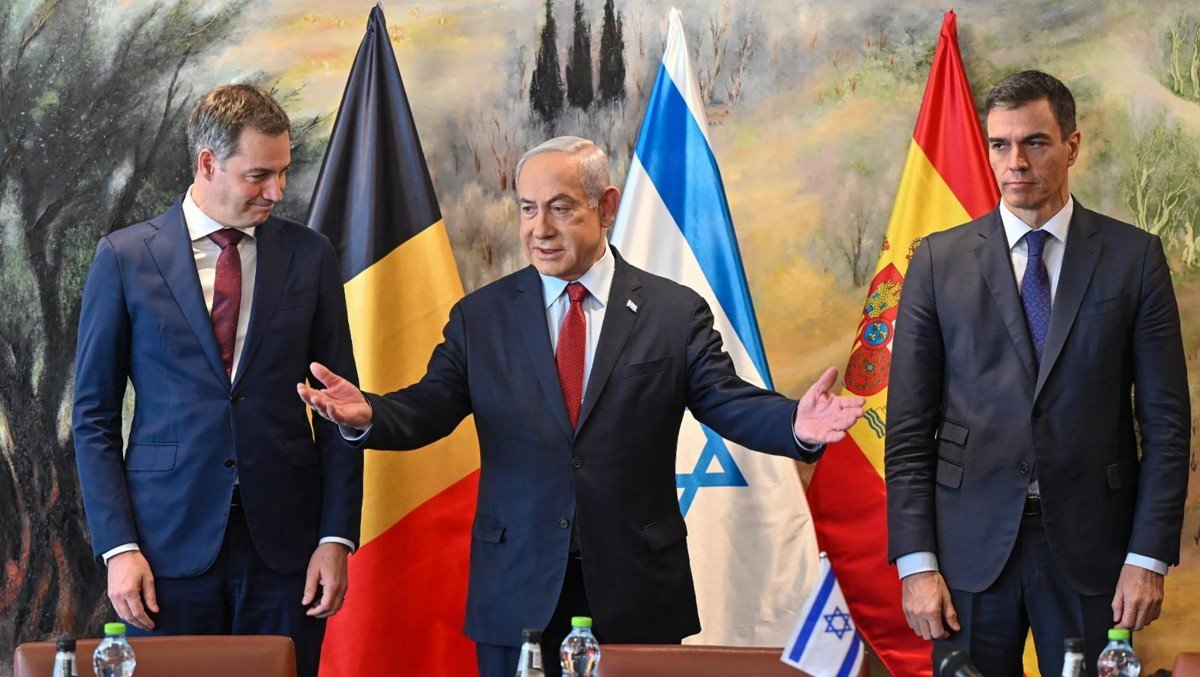 hermanntertsch's tweet photo. Netanyahu lo ha mandado a la mierda. Con diplomacia.
Es interesante ver el semblante sereno del líder en guerra defendiendo a su país y el rostro de enfermo de maldad del felón traidor a su patria. https://t.co/rrJQbb5Q94