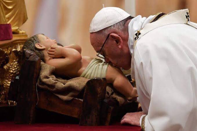 cetinlimonboy's tweet photo. Ağızdan Emmeli Sünnet Nedir ve Nereden Gelmektedir?

Papa Francis, sünnetten sonra yeni doğmuş bir bebeğin penisinden kanın ağız yoluyla emildiği bir Roma Katolik ve Ortodoks Yahudi geleneği olan 

Eski İbranice 'de ,Metzitzah B'Peh'e (MBP) işaret ediyor; "Kes ve em" olarak da bilinen uygulaması diye değiştirmişlerdir,

 Çok sayıda bebeğin genital herpes ve diğer cinsel yolla bulaşan hastalıklara yakalanmasıyla sonuçlandı. ..

Haham Neşterini hızla savurarak erkek bebeği sünnet ediyor, ardından eğilip İbranice dualarla doldururken penis'in kanını emiyor.

Ağızdan emmeli sünnet olarak bilinen Ortodoks Yahudi geleneği ..!
https://t.co/JxqQYMbqG4…