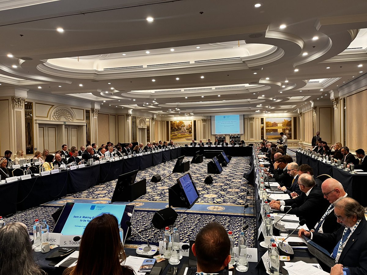 VDombrovskis's tweet photo. Good discussion with @BusinessEurope Council of Presidents on how to further boost EU competitiveness during the 🇧🇪 Presidency of the Council in 2024. 

We keep working together to ensure a fair and globally attractive business environment in the EU!

#CompetitiveEU https://t.co/H6OZyBh1uY