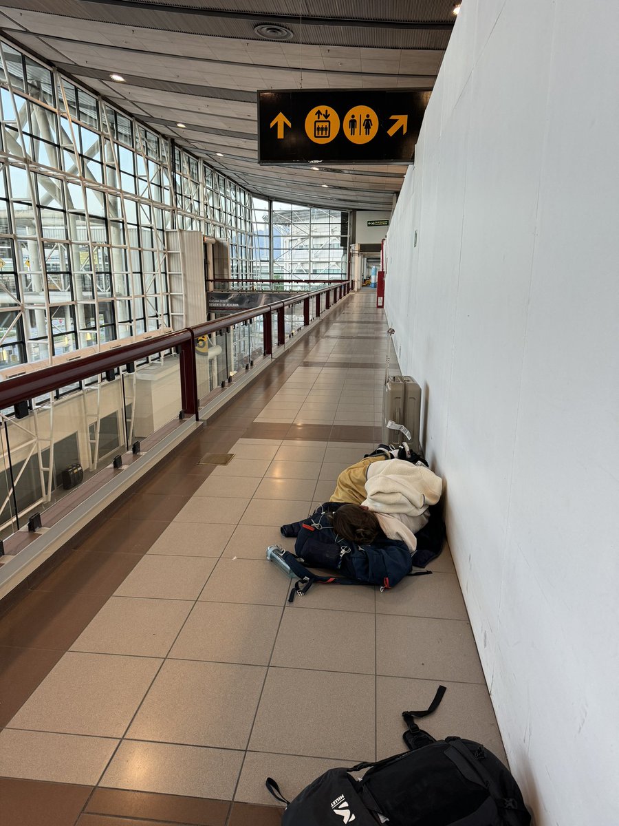 Le_Marcus's tweet photo. @AeroSantiagoSCL such an awful experience for those waiting for their flight. How is it possible that you have such a lack of seats inside that airport ??? https://t.co/MIUSHtaeCq