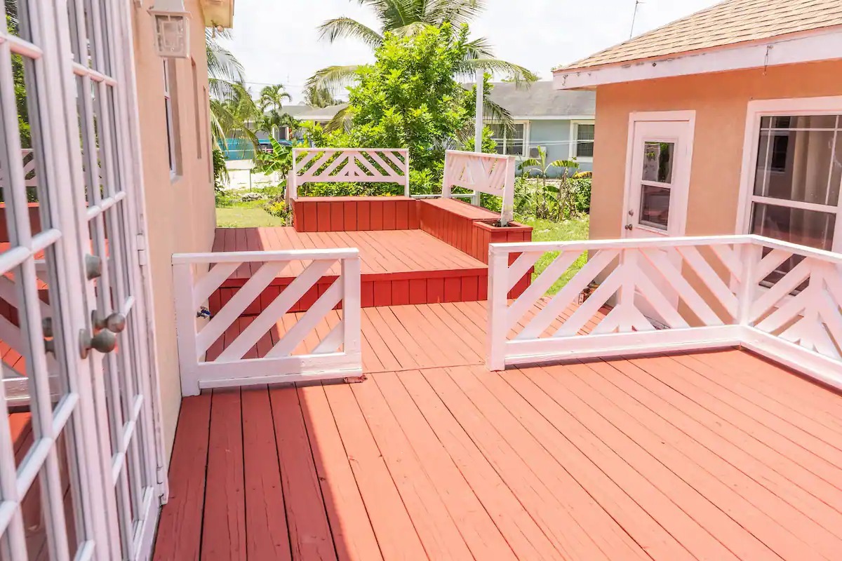 Midland_House's tweet photo. Find bliss at Midland House, a family-friendly retreat in 4-BR Vacation House Rentals Grand Cayman. Delight in an inviting wooden deck. Rejuvenate in the master BR's exquisite clawfoot tub. #CaymanIslandGetaway #MidlandHouseRetreat https://t.co/umhqFnvypH https://t.co/QC13PbU3Iw