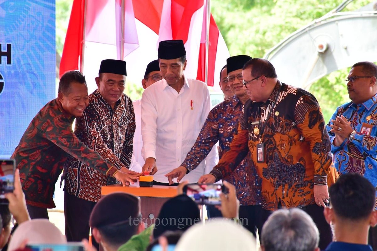 Pagi tadi nyariin Pak Haedar yang nggak hadir dalam Dialog Terbuka bersama Capres Prabowo Subianto

Kirain ke mana

Ternyata Pak <a href="/HaedarNs/">Haedar Nashir</a> bersama Presiden <a href="/jokowi/">Joko Widodo</a> melakukan peletakan batu pertama RS PKU UNIMUDA Sorong. RS Muhammadiyah pertama di tanah Papua😳