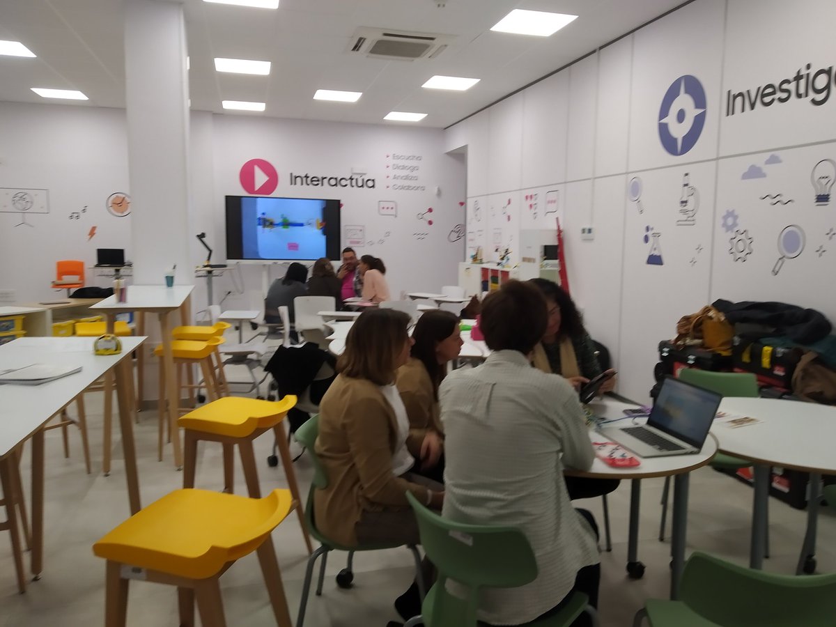 CEPdeSevilla558's tweet photo. El profesorado del MAES de la Universidad de Sevilla conoce el proyecto nacional @AuladelFuturoEs del @CEPdeSevilla
@educaINTEF @DGTaTEd @unisevilla
https://t.co/eu8bTk7034 https://t.co/cWi5RVFsga