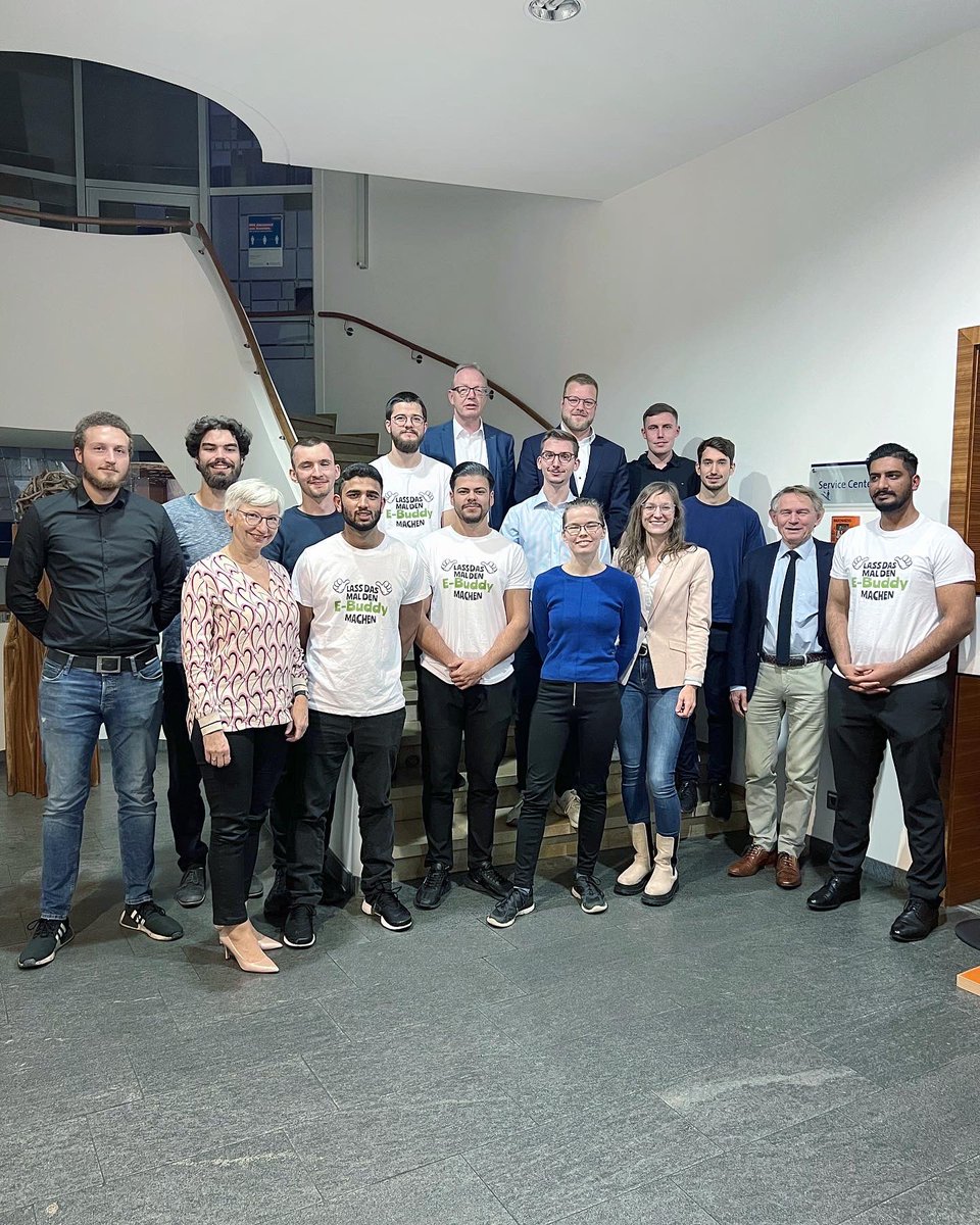 HWK_RheinMain's tweet photo. Abschlussveranstaltung der Samstagsschule Darmstadt: Nach Grußworten von Hauptgeschäftsführer Dr. Christof Riess und Karl Georg Dotter, präsentierten die Teilnehmer/innen ihre vielfältigen Geschäftsideen und Konzepte. #hwkfrankfurtrheinmain https://t.co/GUZ3arr7RG