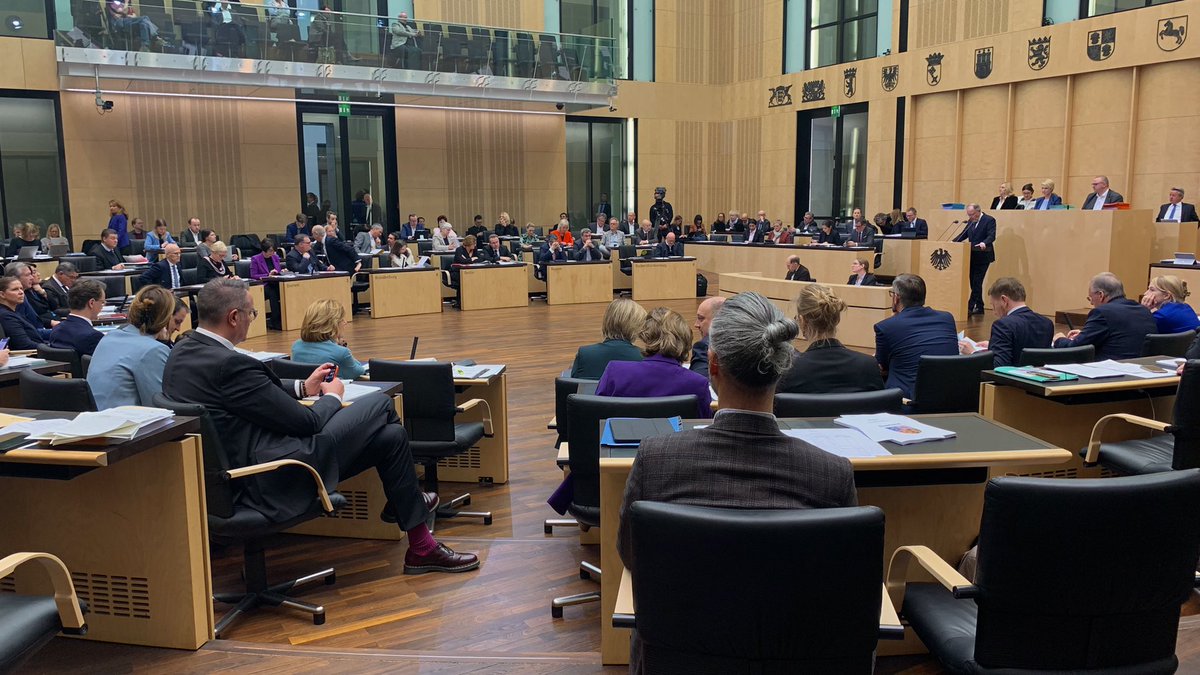 Heute geht es im #Bundesrat u.a. um #Wachstumschancengesetz und #Kindergrundsicherung - mit im Plenum sind Ministerpräsidentin Malu #Dreyer und Sozialminister <a href="/Alex_Schweitzer/">Alexander Schweitzer</a>. #RLP 
🔴 Im livestream bei <a href="/bundesrat/">Bundesrat</a>