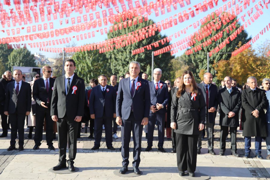 MtopcuogluAL's tweet photo. İyi ki varsın Öğretmenim✏️🌺🌹

Başta Başöğretmen Gazi Mustafa Kemal ATATÜRK olmak üzere tüm saygıdeğer öğretmenlerimizin 24 Kasım Öğretmenler Günü kutlu olsun. https://t.co/sUBYe54sOA