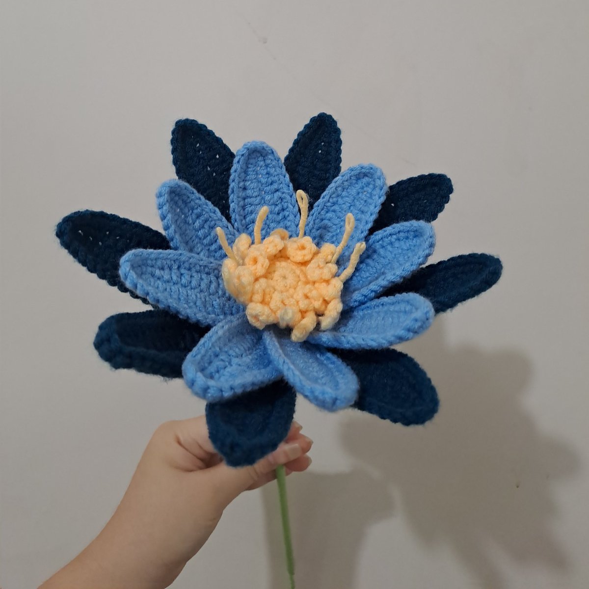 [RT ARE APPRECIATED] Hi hi! Ada yang suka bunga disini? Tapiii, alergi atau suka sayang kalau bunganya layu? Aku punya solusinya 😆 Aku open PO crochet flower, ada 30+ jenis bunga, 50+ warna, dan harga start dari 20k. Dijamin nggak bakalan layu, hihi! (Cont.)