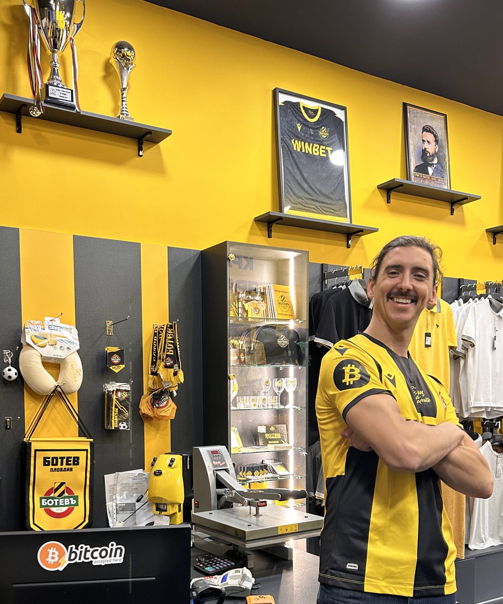 JoeNakamoto's tweet image. Can you imagine Liverpool FC adopting #bitcoin? ⚽️

🇧🇬 This is the Bulgarian equivalent, Botev Plovdiv:

@botev_en ⚡️

Historic team, hardcore fan base, strong accent and they win a lot! 🏆

Yep there’s a bitcoin LN ATM in the fan shop and a btc logo on my new shirt!⚡️