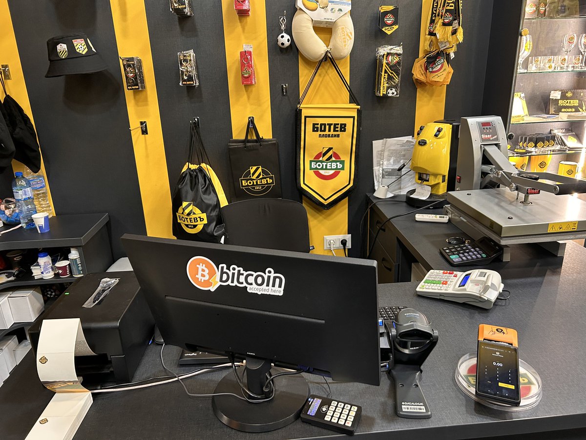 JoeNakamoto's tweet image. Can you imagine Liverpool FC adopting #bitcoin? ⚽️

🇧🇬 This is the Bulgarian equivalent, Botev Plovdiv:

@botev_en ⚡️

Historic team, hardcore fan base, strong accent and they win a lot! 🏆

Yep there’s a bitcoin LN ATM in the fan shop and a btc logo on my new shirt!⚡️