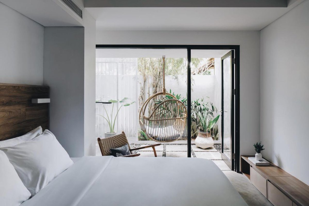 catsedih's tweet photo. libur akhir tahun seru ke BALI ngga sih? Kata gue teh YES ya! nih 2 rekomendasi hotel 👀

1. 📍Lloyd Inn Bali 

aesthetically pleasing di semua sudutnya, mana suasana nya calming banget 🥹🤍 bisa di book di Traveloka yah! banyak hotel yang diskon nih, cek: https://t.co/SAlXlnRc27 https://t.co/x3actgJhTc