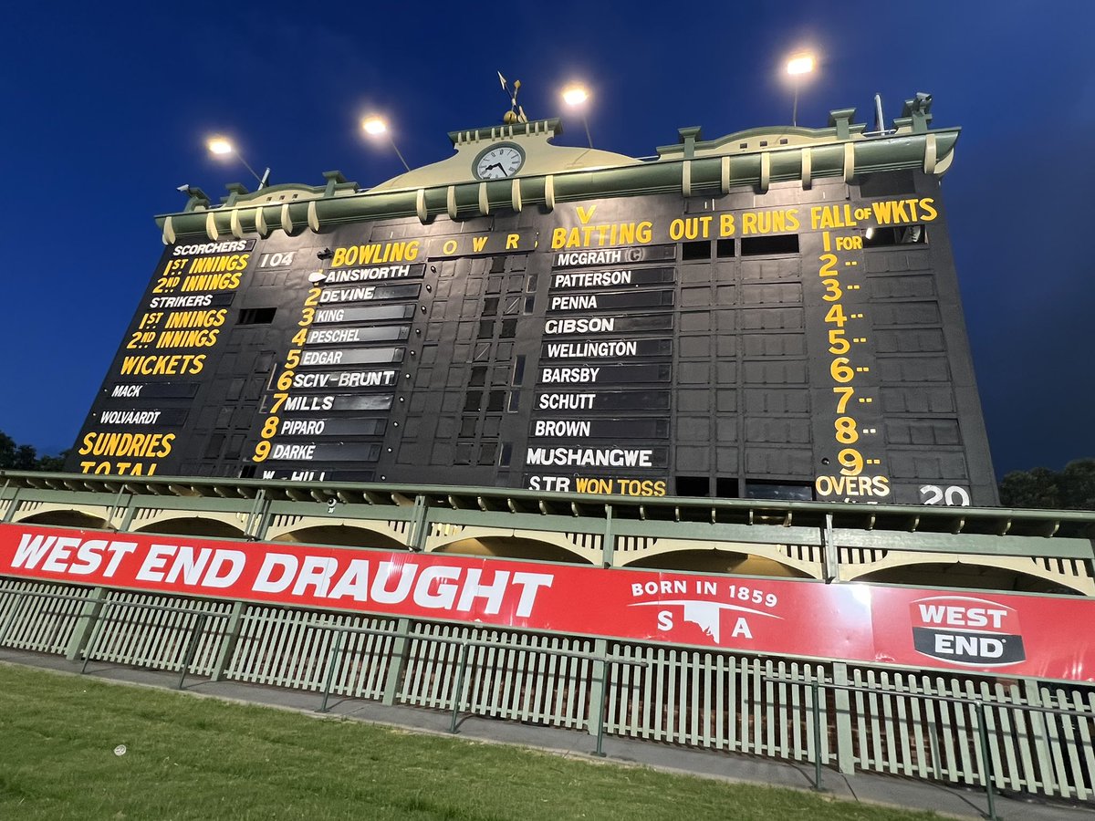 StrikersBBL's tweet photo. The first cricket matches played with @TheAdelaideOval Scoreboard reading ‘Batting’ instead of ‘Batsmen’ ✨#WBBL09 #OurOvalOurTeam https://t.co/ej2VMjHaKK