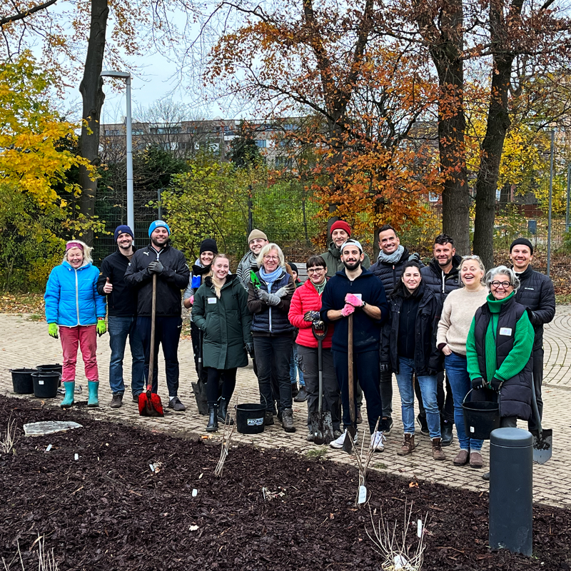 pilot_agentur's tweet photo. pilot Hamburg engagiert sich erneut für die Stiftung Kinderjahre: Im Rahmen ihres Social Days unterstützten die pilot*innen ein Projekt an der Stadteilschule Lurup und legten einen Nutzgarten für die Schulküche an: https://t.co/T37xc43cYD

#csr #engagement #socialday