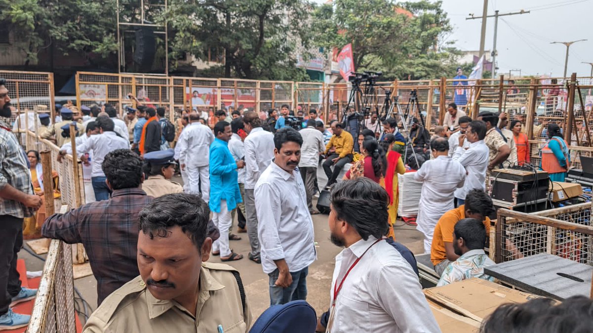 bolisetti_satya's tweet photo. వైసీపీ పోలీసుల ఇంటెలిజెన్స్ ద్వారా మళ్లీ డర్టీ గేమ్‌కు శ్రీకారం చుట్టింది. @PawanKalyan గారి కార్యక్రమం రద్దయ్యిందని తప్పుడు సమాచారం హైదరాబాద్ విమానాశ్రయ అధికారులకు పంపబడింది!

ఒక్కసారి కళ్యాణ్‌ గారు డిసైడ్ అయ్యాక ఆయన్ని ఆపడం ఎవరితరం కాదన్నది ఇప్పటికే రుజువయ్యింది.
@JanaSenaParty https://t.co/hi0unQX0ll