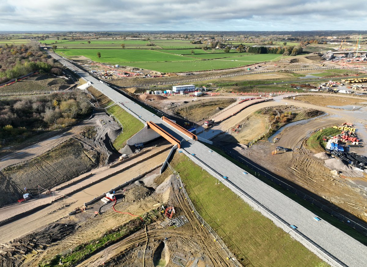 HS2ltd's tweet image. We’ve completed the last section of earthworks that will carry East West Rail (EWR) services between Oxford and Cambridge over the new high-speed line, near Calvert in Buckinghamshire 🤩