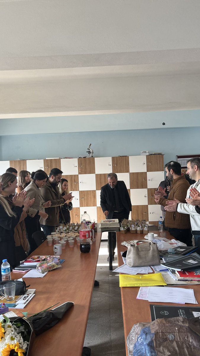 kocakoycpal's tweet photo. Öğretmenler günümüz kutlu olsun 🌺 https://t.co/7TUYd5rgyW