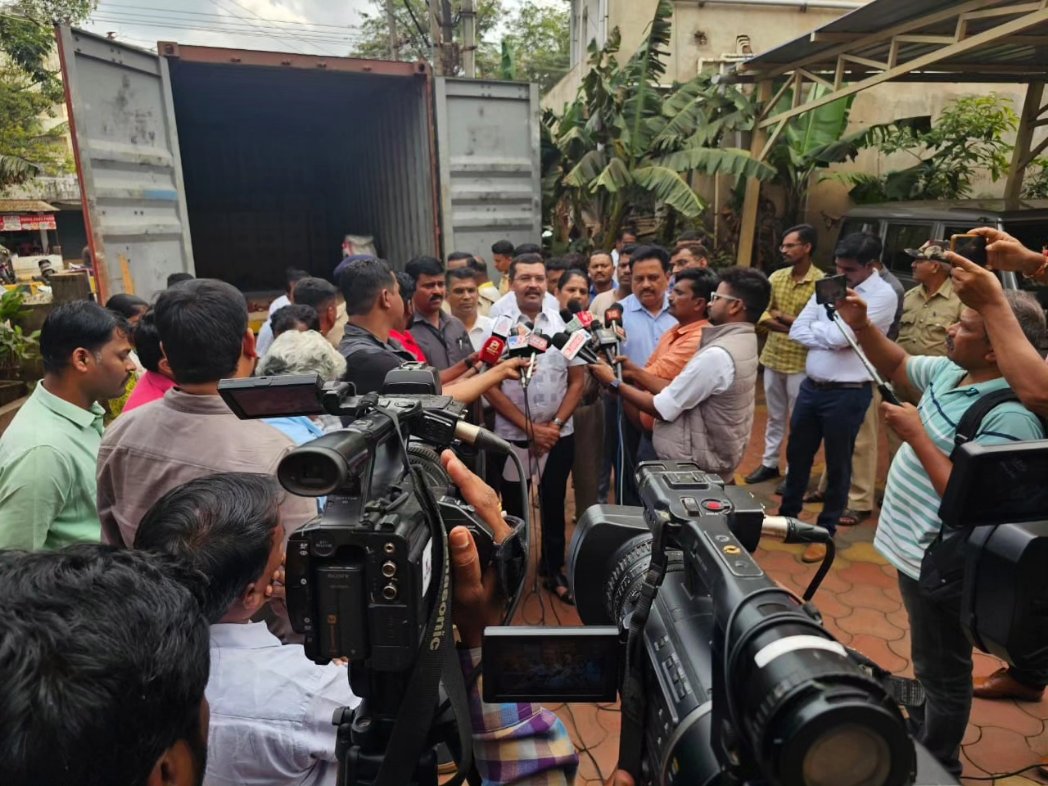 goanewshub's tweet photo. Karnataka Excise Officials bust a major liquor smuggling operation. Seized Rs 25 lakh worth of liquor smuggled from Goa. Belgaum District Excise officials nabbed two suspects from Bihar, and a MH registered truck is now in custody. #LiquorBust #KarnatakaExcise https://t.co/j2apDtCztQ