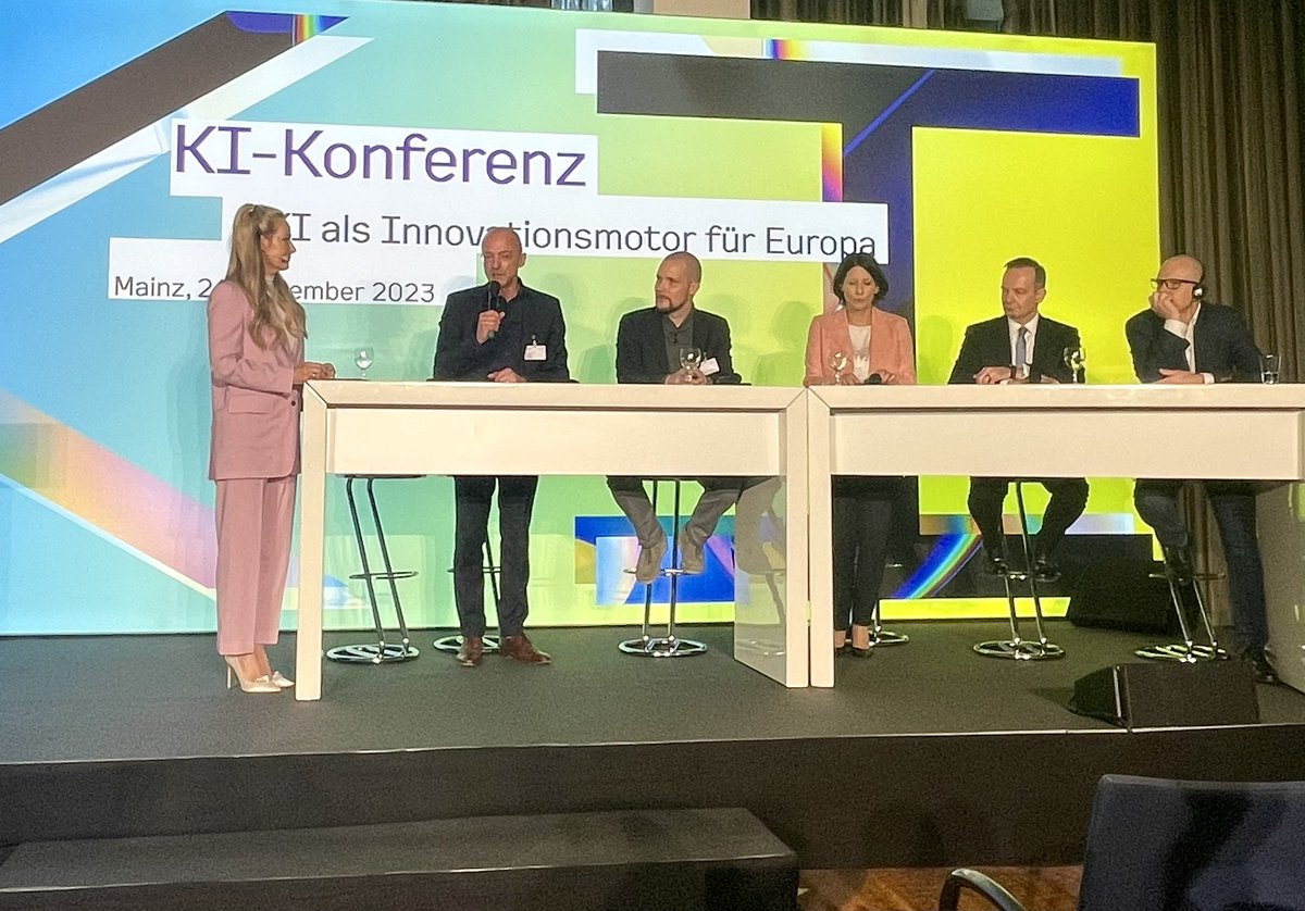 Datenverfügbarkeit, Startups, durchdachte Regulierung – Diskussion & Impulse zur Anwendung & Entwicklung von #KI als  Voraussetzung für Wertschöpfung in 🇪🇺 Beispiele für gelungenen Transfer gab es aus den DFKI-#TransferLabs – Heute bei der #KIKonferenz des @bmdv in Mainz