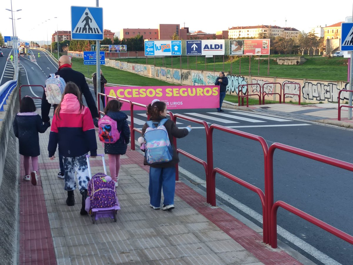 Mientras nos dicen de lejos cuál es su “solución” nuestras. Uñas y niños, nuestros vecinos, se enfrentan al camino escolar de la #LO20 #A13. Nos ponéis en peligro en el mientras tanto… #pasoseguroya