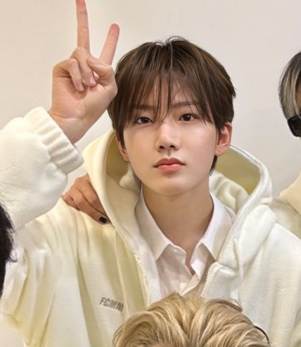 kyukoalala's tweet photo. wow kim junkyu look so damn fine here. https://t.co/r3MQo3K07U